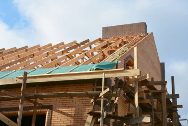 Ev yapımı ahşap kirişler, kirişler, ahşap iskelet ve nemli geçirmez zar..