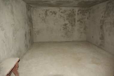 Evin bodrum katı bombalanmaya dayanıklı. Evin bodrum katında duvarlar alçılanıyor..