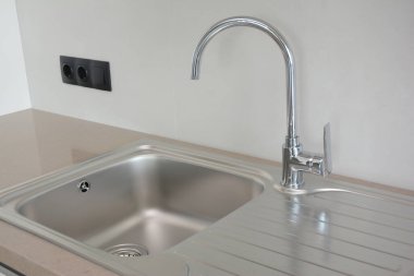 Modern mutfak krom musluğu ve seramik mutfak lavabosu..