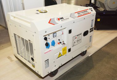 KYIV, UKRAINE - 13, 2020: Sessiz konut yedek dizel jeneratörü elektrik kesintileri, elektrik enerjisi üretmek için elektrik kesintileri ve elektrik kesintileri sırasında acil durum güç kaynağı görevi görüyor.