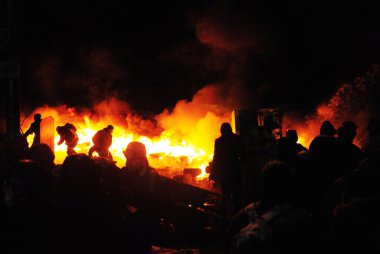 İsyan: Protestocular arabaları ateşe verdi ve polisle çatışmaya girdi.