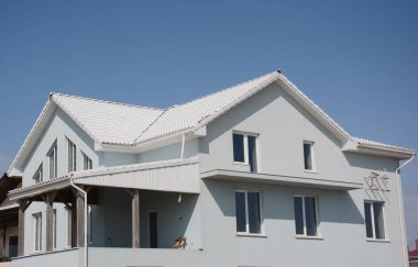 Enerji verimliliği yüksek beyaz çatılı modern bir ev inşa ediliyor.
