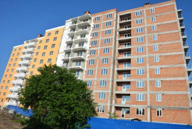 Duvarı yalıtımlı ve duvarları boyalı yüksek katlı tuğla bina fotoğrafı..