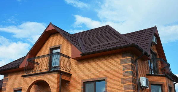 Tal Und Giebelhaus Dachkonstruktion Mit Dachfenstern Dachrinne Metalldach Und Metallbalkon lizenzfreie Stockfotos