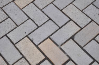 Herringbone şablonunun yakın plan görüntüsü garaj yolları için yaygın bir yol haritası olarak gösterilir..