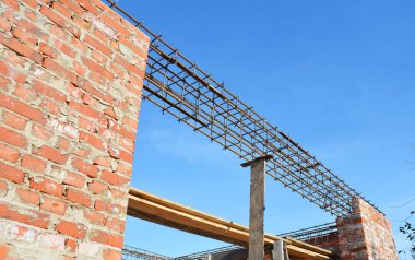 Dış tuğla duvarlar gizli ya da gizli bir kiriş, demir takviyeli beton kirişli.. 