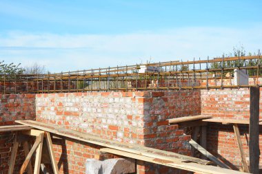 Beton çubukları tel çubukla takviye et. Ev inşaatı için Demir Çubuklarla tuğla işi.