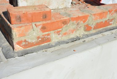 Beton zemin üzerine tuğla döşemek, zemin su hasarını önlemek için ziftle kaplı..