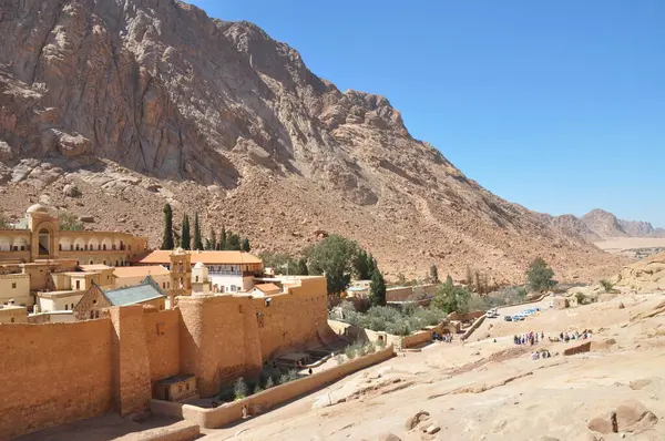 Seyyahlar, Mısır 'daki Sina Yarımadası' ndaki Aziz Catherine Manastırı 'na giden hacılar. Dağ çöl manastırı. 