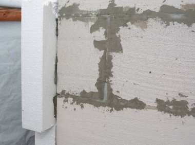 Polistiren dış duvar yalıtımı. Sert polistiren (EPS) tahtalarıyla otomatik klavsenli beton bloklardan inşa edilmiş bir evi izole etmek. 