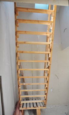 Geçici ahşap merdivenlerin yakın çekimi, inşaatı bitmemiş bir evin ikinci katına geçici merdiven.. 