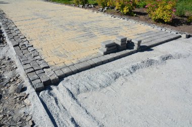 Ev bahçesine kaldırım taşı döşeme manzarası. Asma İnşaat