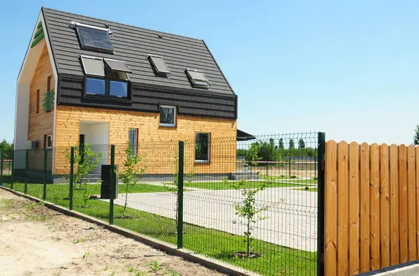 Passivhauskonzept Modernes Haus Mit Isolierung Holzwänden Dachfenster Sonnenkollektoren Solaranlage Auf Stockbild