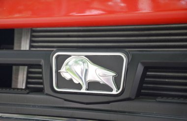 KYIV, UKRAINE - 30 Ocak 2024: Bir kamyonun ızgaralarında Minsk Otomobil Santrali 'nin (MAZ) ticari markası olan MAZ logosunun yakın çekimi. 