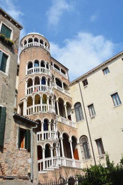 VENICE, İtalya - 10 Ocak 2024: Palazzo Contarini del Bovolo, 15. yüzyılın sonlarına kadar uzanan 28 metre yüksekliğindeki spiral merdiveniyle ünlüdür..