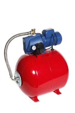 Su pompası istasyonu beyaz arka planda izole edilmiş. Depo su pompası.