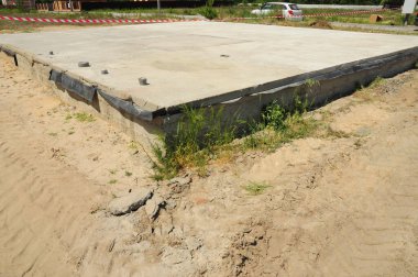 Slap-to-grade vakfı. Döşeme üzerine döşeme - bir binanın temelinin (beton levha) yere sabitlenmiş bir kalıptan oluşturulduğu yapısal mühendislik sistemidir..