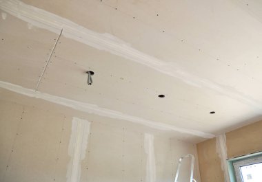 Alçıdan duvarın tavanındaki aralıklı aydınlatma deliklerini kapat, tavan arasındaki yenileme sırasında alçıpan.