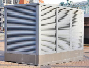 Endüstriyel havalandırma, temiz, serin hava sağlama ve büyük binalardaki sıcak, kirli havayı temizleme sürecidir. Havalandırma sistemleri dışarıda.