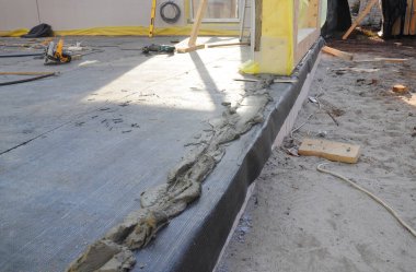 Yapısal Yalıtımlı Paneller (SIPS) inşa edilirken su geçirmez temel, monolitik levha.