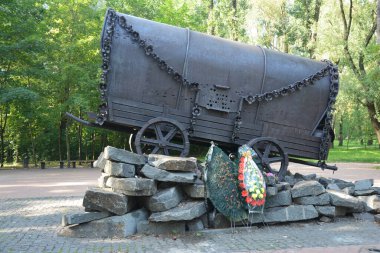 KYIV - UKRAINE, SEPTEMBER - 16, 2024: Romanlar, Çingeneler veya Çingeneler Anıtı 1941 'de Babi Yar' da Almanca İkinci Dünya Savaşı sırasında Kyiv 'de idam edilen çingenelere adanmıştır.