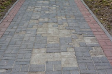 Bahçede kırık kaldırım kaldırımı. Hasarlı asfalt kış ayazından sonra onarılmalıdır.