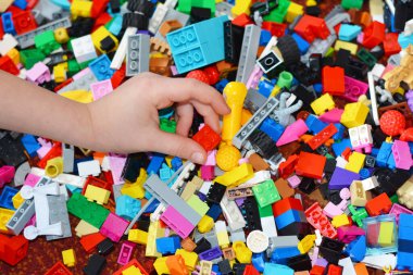 Kyiv, Ukrayna - 14 Ekim 2024: Lego tuğlalarıyla oynayan çocuk. Lego oynayan çocuklar.