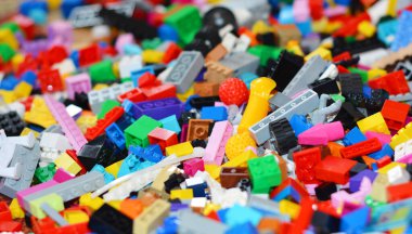 Kyiv, Ukrayna - 22 Ekim 2024: Lego inşa teknikleri, lego projeleri ve diğer fikirlerin konsepti olarak renkli lego tuğlaları yığını. 