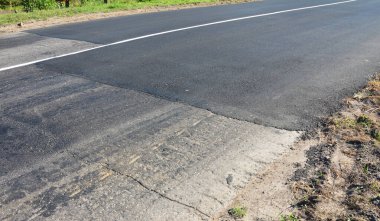 Yol onarımı, yeni asfalt döşenmiş yenileme.