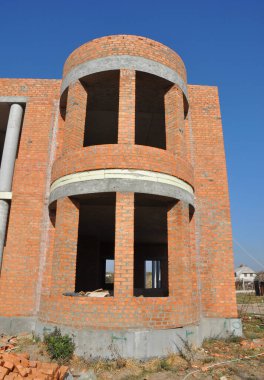 Masonry Körfezi Penceresi. Körfez penceresi ve tuğla duvarlı yeni ev inşaatı