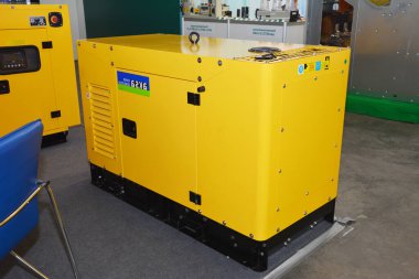 KYIV - UKRAINE, Şubat - 11, 2025: Galeride satılık yedek jeneratörler. Acil güç jeneratörü.