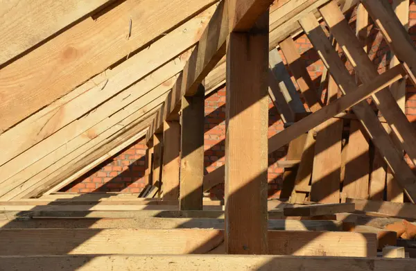 Ev çatısı ahşap iskeleti. Yakın plan.