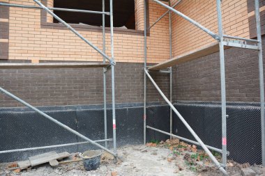Tuğla ev temel su yalıtımı problem köşe bölgesinde.