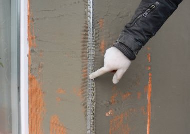 Pencere açısı boncuğu. Bir kat sıva sürmeye yakın, evin penceresini kapat boncuğu kapat, dışarıdaki örgüyü güçlendir.. 