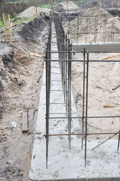 Strip Vakfı inşaatı bitti. Sağlam zemine sahip beton temeller, inşa edilmiş demirler ve beton dökülmüş..