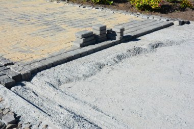 Evin önündeki bahçeye asfalt döşemek.