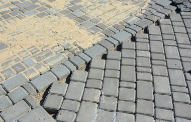 Bahçeye döşeme işlemi. Sorunlu alanlar. Kenarlıklar yerleştiriliyor.