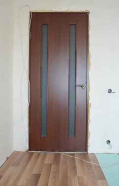 Ahşap döşeme sırasında iç kapı kurulumu