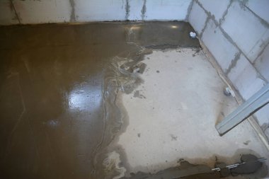 Banyonun zeminini beton harçla dolduruyorum..