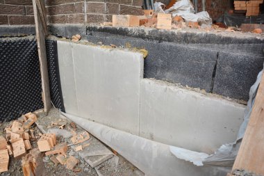 Bodrum ve ev temellerinin yalıtımı ve su geçirmezliği. Sökülmüş polistiren köpük (XPS) panoları kullanılarak temel duvarın yalıtımı.