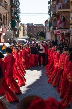 Madrid, Spain; 22nd January 2023: Participants in the Chinese New Year parade, dressed in traditional costumes, in the neighborhood of Usera, Madrid. Spain. Women in two rows in a dance with drums.