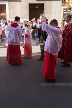 Madrid, İspanya; 2 Nisan 2023: Palm Sunday 'deki Kutsal Hafta Töreni. Sunak görevlilerinin yakın çekimi bir ocakta tütsü yakıyor..