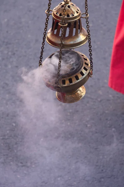 Madrid, İspanya; 2 Nisan 2023: Palm Sunday 'de Kutsal Hafta Geçit Töreni; 2 Nisan 2023: Palm Sunday' de Kutsal Hafta Yürüyüşü. Hareket eden bir tütsü yakıcısının yakın plan görüntüsü.