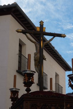 Madrid, İspanya; 2 Nisan 2023: Palm Sunday 'deki Kutsal Hafta Töreni. Aziz Michael Kilisesi 'nin Papalık Bazilikası' ndan çarmıha gerilen İsa 'nın Çıkışı' nın arka manzarası.