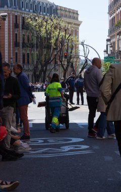 Madrid, İspanya; 2 Nisan 2023: Palm Sunday 'deki Kutsal Hafta Geçidi. Yürüyüş güzergahını temizleyen temizlik işçisi..