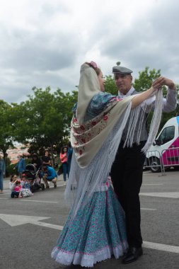Madrid, İspanya; 14 Mayıs 2023: San Isidro ziyafetinde Madrid, İspanya 'nın tipik ve geleneksel kostümleri içinde dans eden yetişkin çiftler.