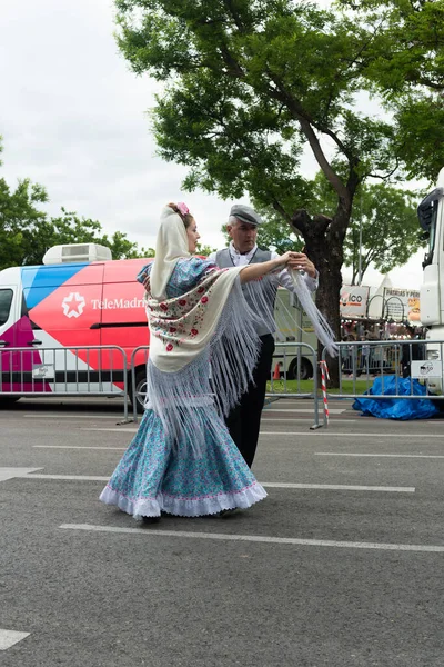 Madrid, İspanya; 14 Mayıs 2023: San Isidro ziyafetinde Madrid, İspanya 'nın tipik ve geleneksel kostümleri içinde dans eden yetişkin çiftler.