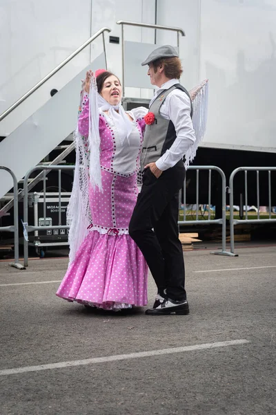 Madrid, İspanya; 14 Mayıs 2023: San Isidro ziyafetinde Madrid, İspanya 'nın tipik ve geleneksel kostümleri içinde dans eden yetişkin çiftler.