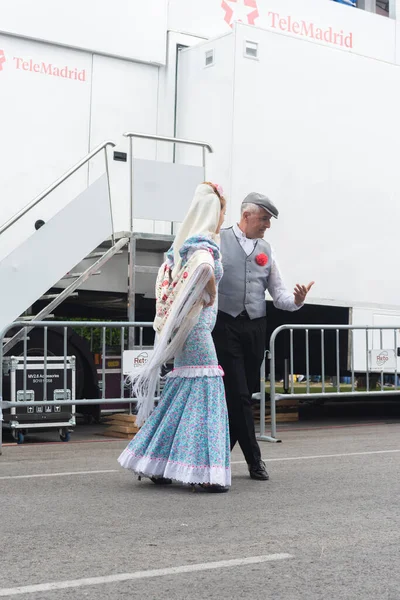 Madrid, İspanya; 14 Mayıs 2023: San Isidro ziyafetinde Madrid, İspanya 'nın tipik ve geleneksel kostümleri içinde dans eden yetişkin çiftler.