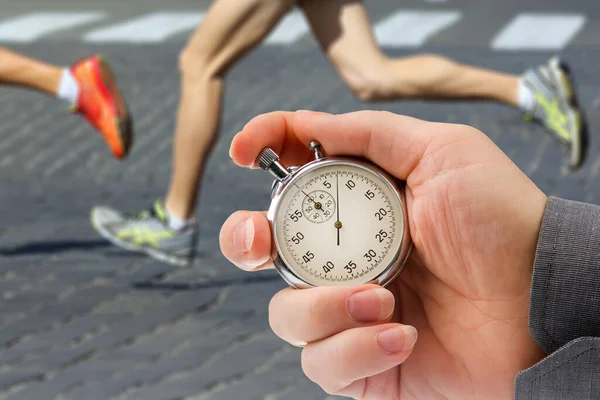 Μέτρηση Της Ταχύτητας Κύλισης Αθλητή Μηχανικό Χρονόμετρο Χέρι Χρονόμετρο Στο — Φωτογραφία Αρχείου